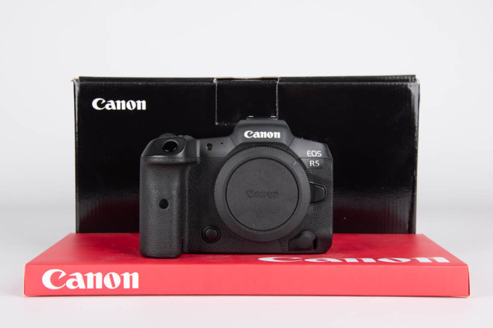 Canon EOS R5 main product photo