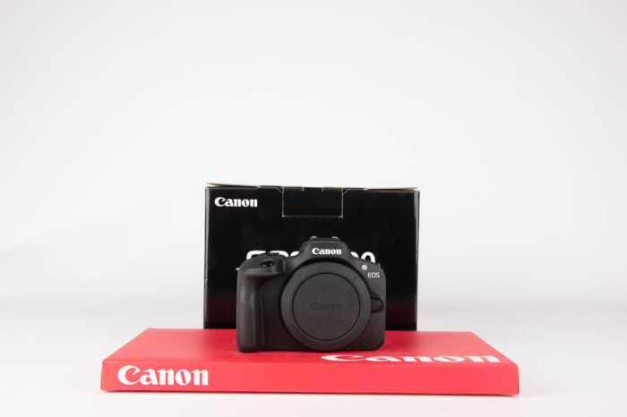 Canon EOS R100 main product photo