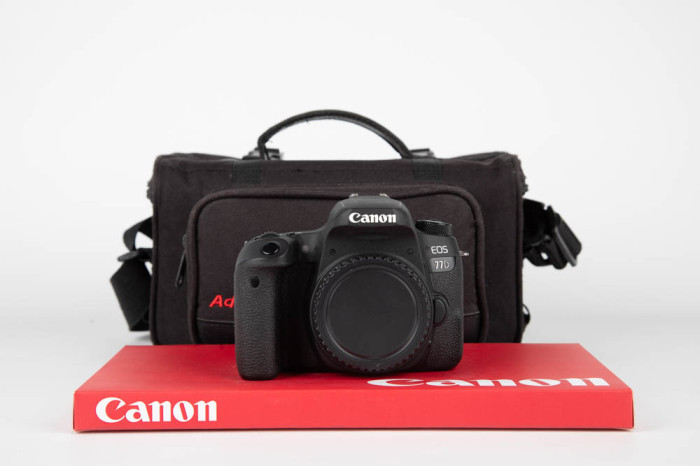 Canon 77D + borsa main product photo