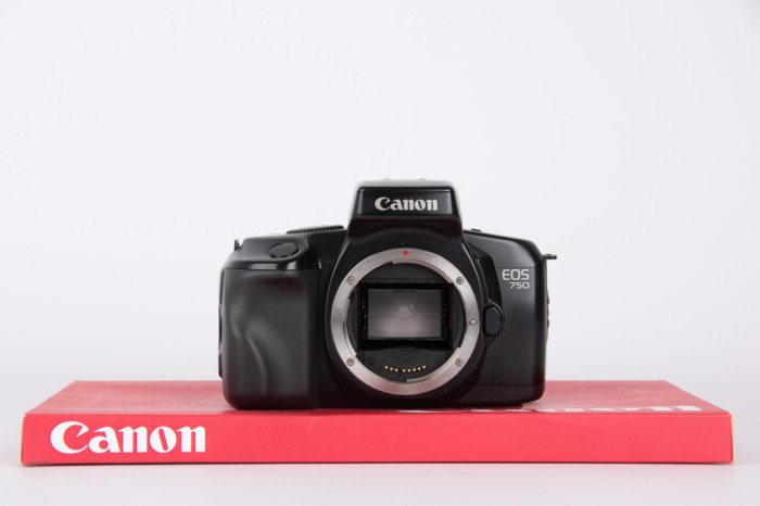 Canon EOS 750 main product photo