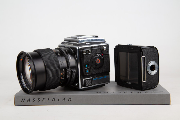 Hasselblad 203 FE + Hasselblad 110mm F2 Planar Zeiss + Dorso 12 main product photo