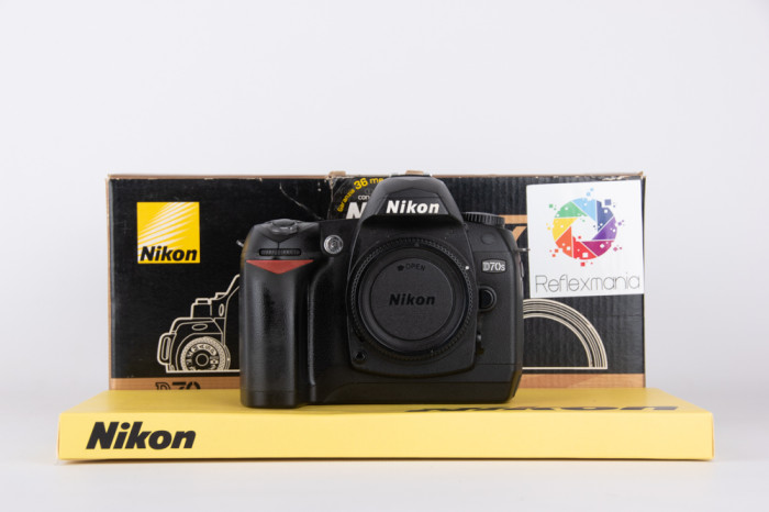 Nikon D70S main product photo