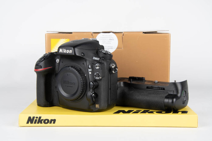 Nikon D800 + Battery grip main product photo