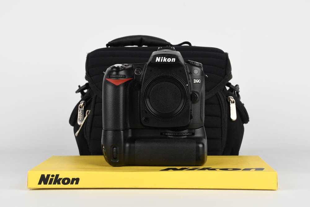 Nikon D90 + Battery Grip + Borsa