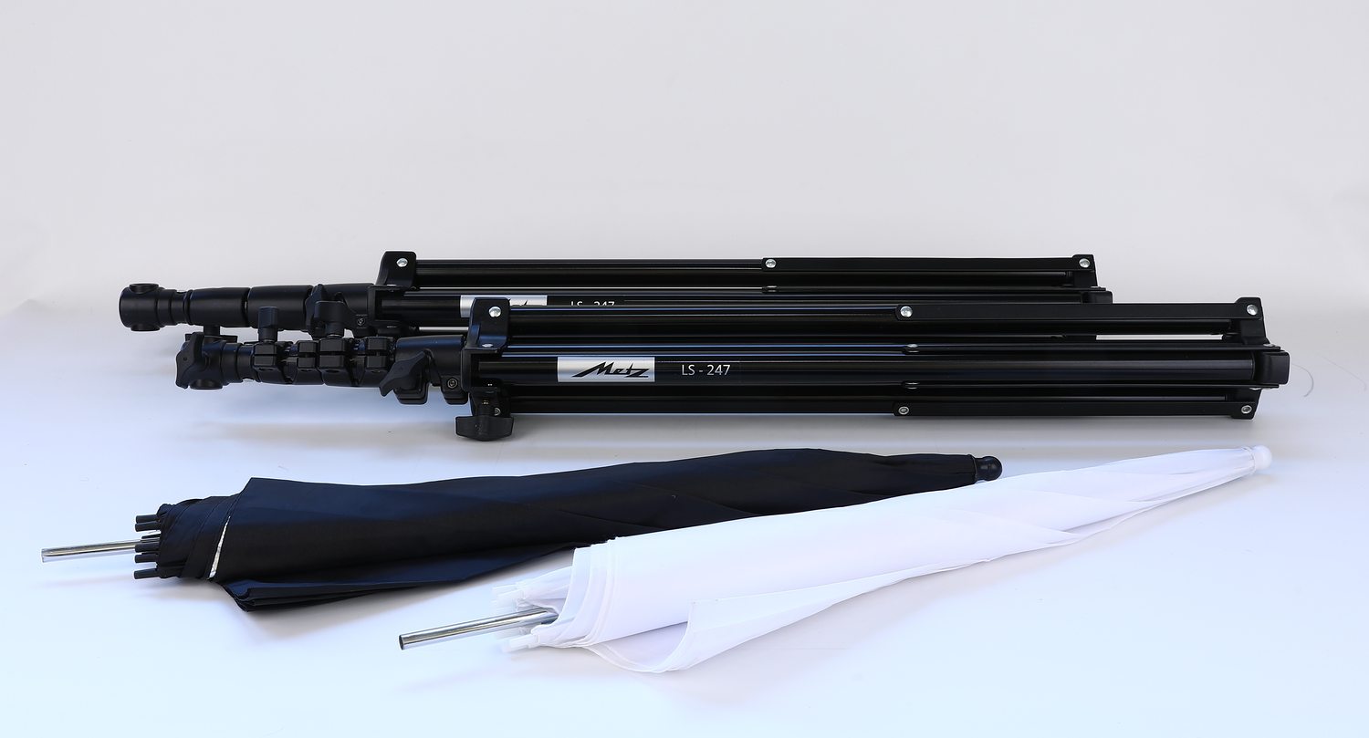 Kit stativi Metz - 2 Light stand  LS-247 + 2 ombrellini (bianco, nero - argento)