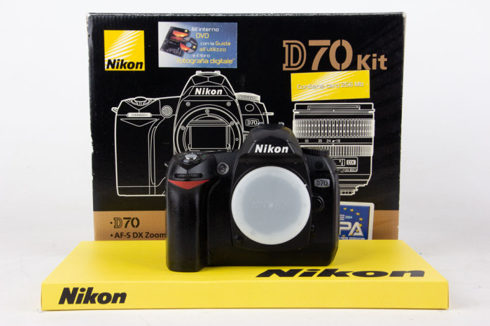 Nikon D70 main product photo