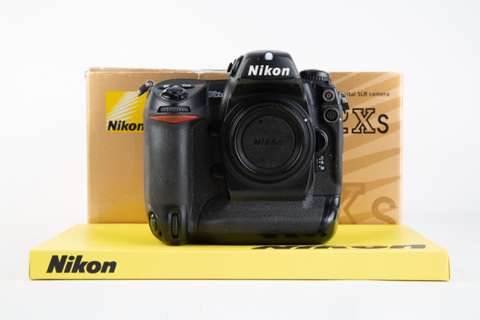 Nikon D2XS main product photo