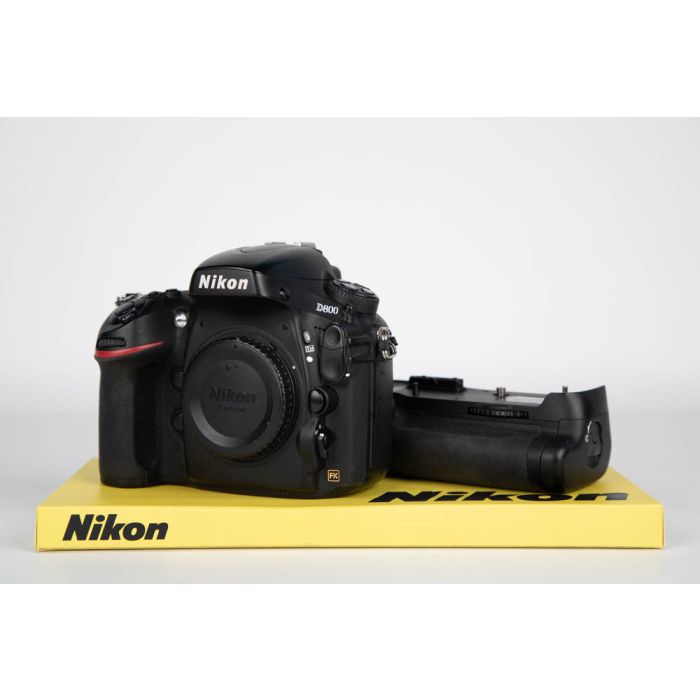 Nikon D800 + battery grip main product photo