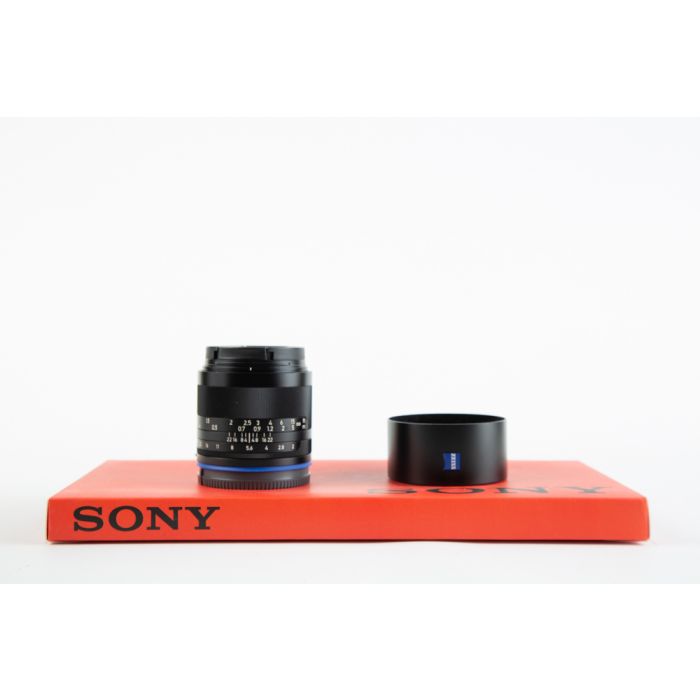 Zeiss Loxia 35mm F2 Biogon T* Sony E main product photo