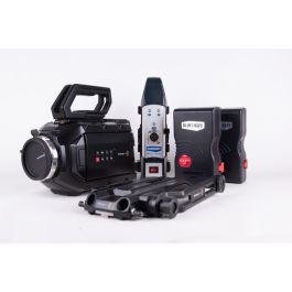 Blackmagic URSA mini 4.6K PL Mount + 2 batterie Blueshape + caricabatterie Blueshape + spallaccio Blackmagic