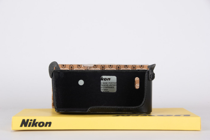 Nikon CF-37QD base in pelle per F401-F401s main product photo